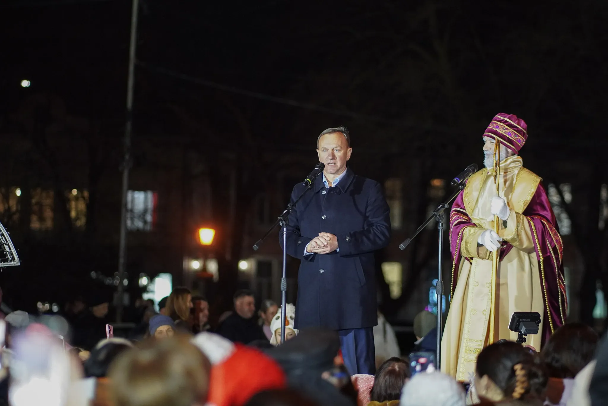 🎄 Сяйво надії: В Ужгороді урочисто засвітили вогні головної новорічної ялинки