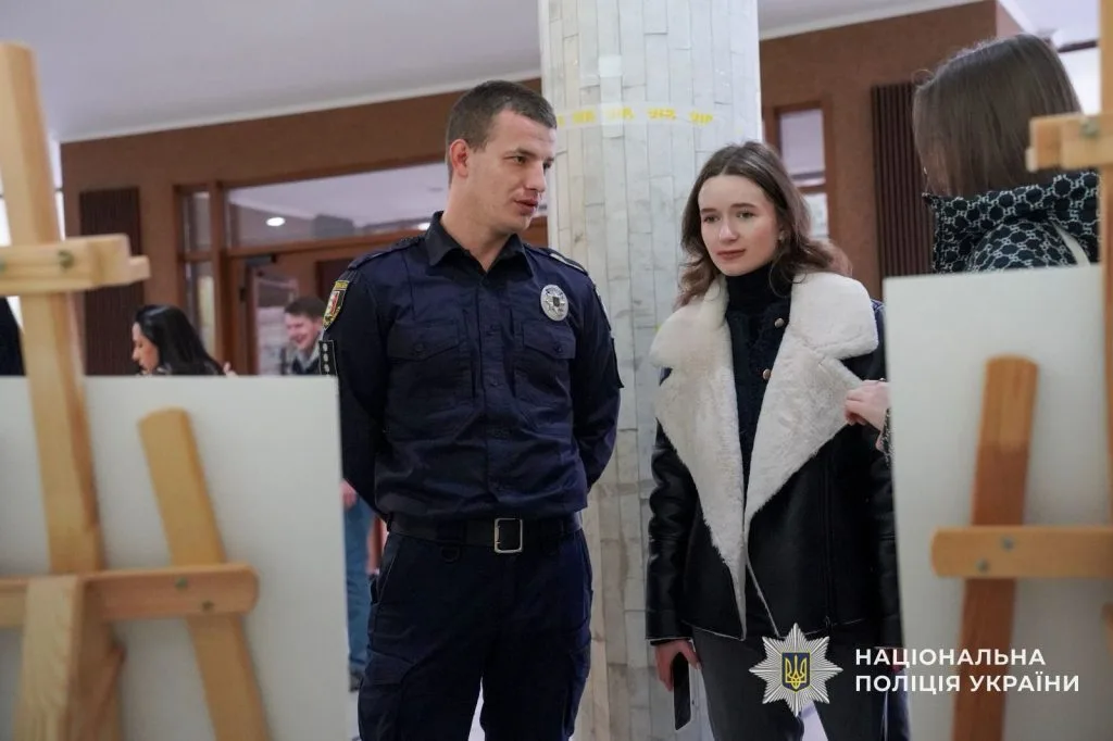 📸 «Річ у тім 2.0»: В УжНУ відкрили фотовиставку протидії насильству в рамках кампанії «16 днів»