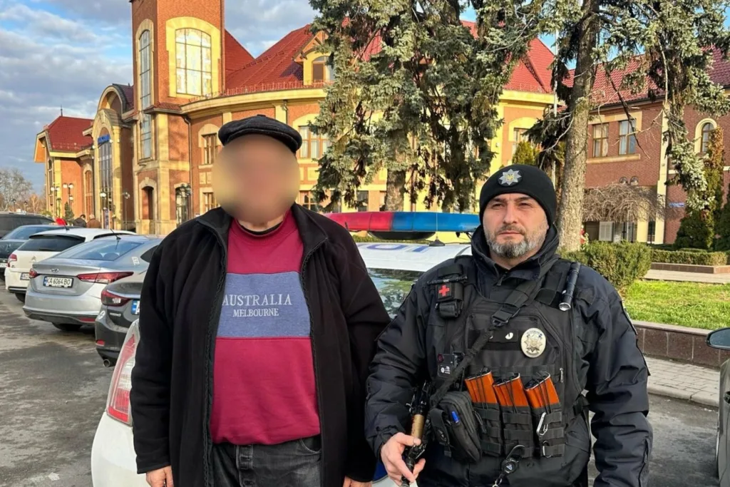 👮 Патрульні поліцейські Ужгорода оперативно допомогли літньому чоловіку встигнути на потяг 👮 Патрульні поліцейські Ужгорода оперативно допомогли літньому чоловіку встигнути на потяг