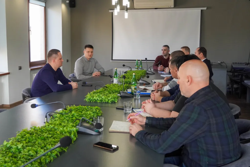 🚧 Боротьба з руйнуванням доріг: В Ужгороді обговорили проблеми великогабаритного транспорту та нелегальних стоянок 🚧 Боротьба з руйнуванням доріг: В Ужгороді обговорили проблеми великогабаритного транспорту та нелегальних стоянок