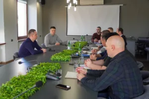 🚧 Боротьба з руйнуванням доріг: В Ужгороді обговорили проблеми великогабаритного транспорту та нелегальних стоянок