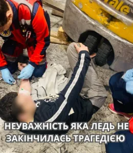 Швидка реакція медиків: в Ужгороді юнака затиснуло навантажувачем, вдалося уникнути перелому