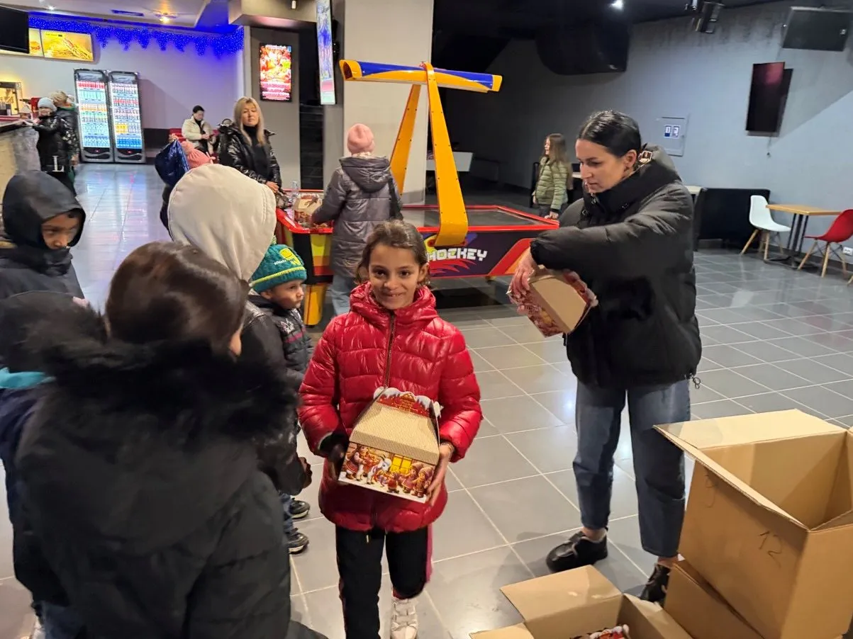 🎄 Свято Миколая в Ужгороді: дітям подарували радість та перегляд мультфільму «Зоотрополіс 2»