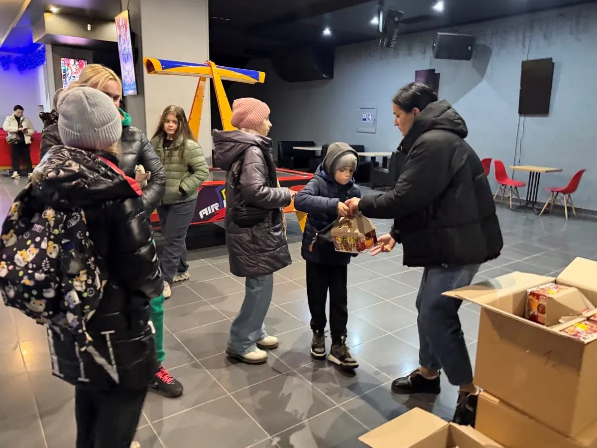 🎄 Свято Миколая в Ужгороді: дітям подарували радість та перегляд мультфільму «Зоотрополіс 2»