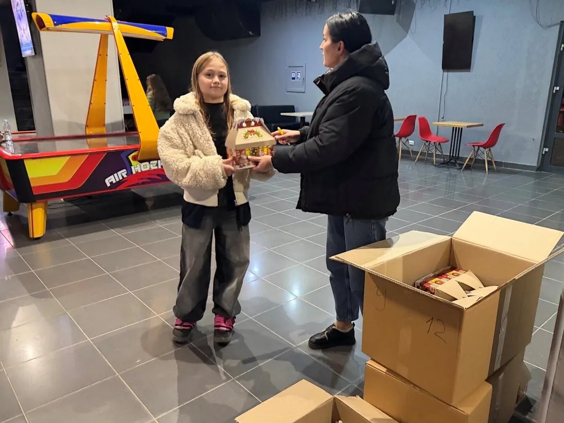🎄 Свято Миколая в Ужгороді: дітям подарували радість та перегляд мультфільму «Зоотрополіс 2»