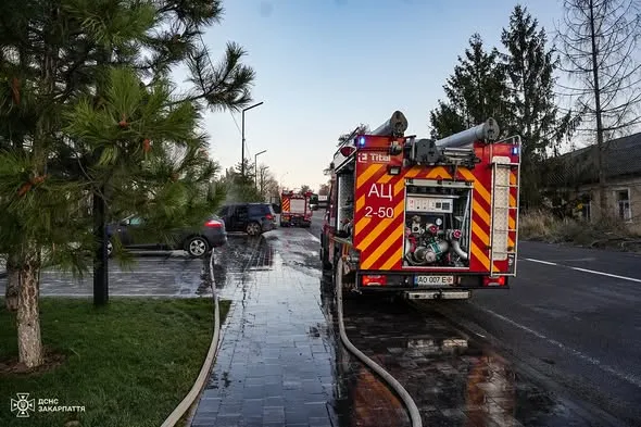 🔥 В Ужгороді посеред дороги загорівся елітний позашляховик Mercedes-Benz: оперативна ліквідація пожежі