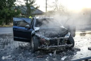 🔥 В Ужгороді посеред дороги загорівся елітний позашляховик Mercedes-Benz: оперативна ліквідація пожежі