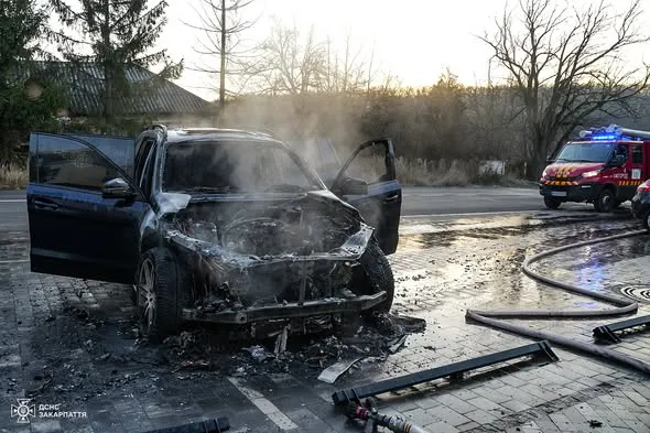 🔥 В Ужгороді посеред дороги загорівся елітний позашляховик Mercedes-Benz: оперативна ліквідація пожежі