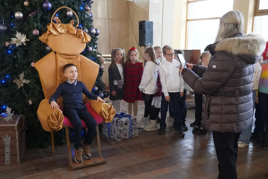 Магія шоколадної фабрики в Ужгороді: майже тисяча дітей відвідала безкоштовні театральні вистави Магія шоколадної фабрики в Ужгороді: майже тисяча дітей відвідала безкоштовні театральні вистави