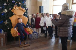 Магія шоколадної фабрики в Ужгороді: майже тисяча дітей відвідала безкоштовні театральні вистави