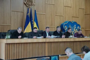 В Ужгороді запроваджують обов’язкову зупинку транспорту під час хвилини мовчання та змінюють вартість проїзду