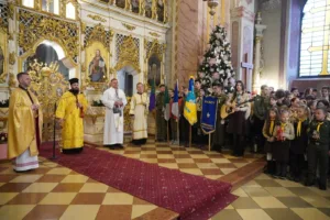 Вифлеємський вогонь миру запалили в Катедральному соборі Ужгорода