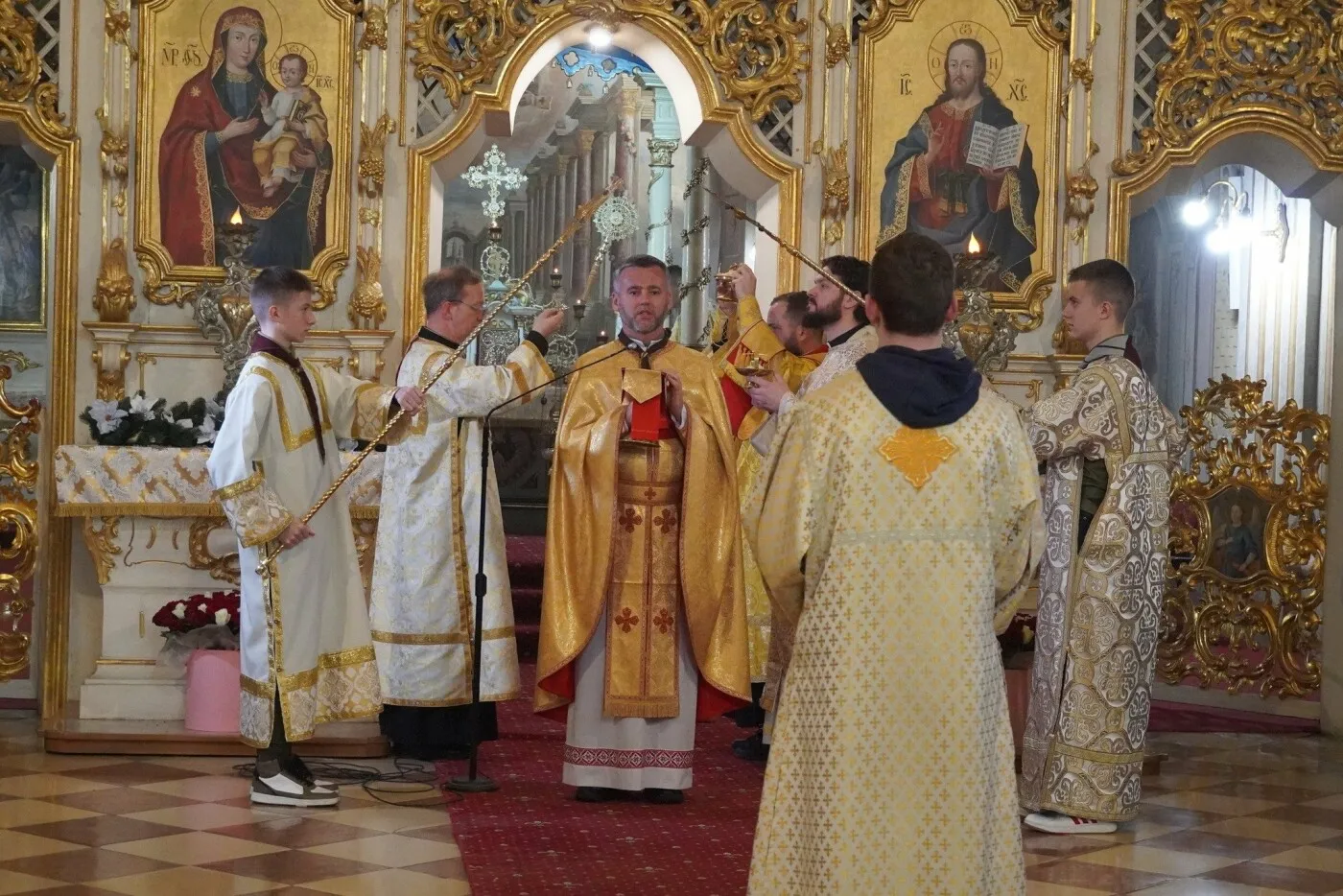 Вифлеємський вогонь миру запалили в Катедральному соборі Ужгорода