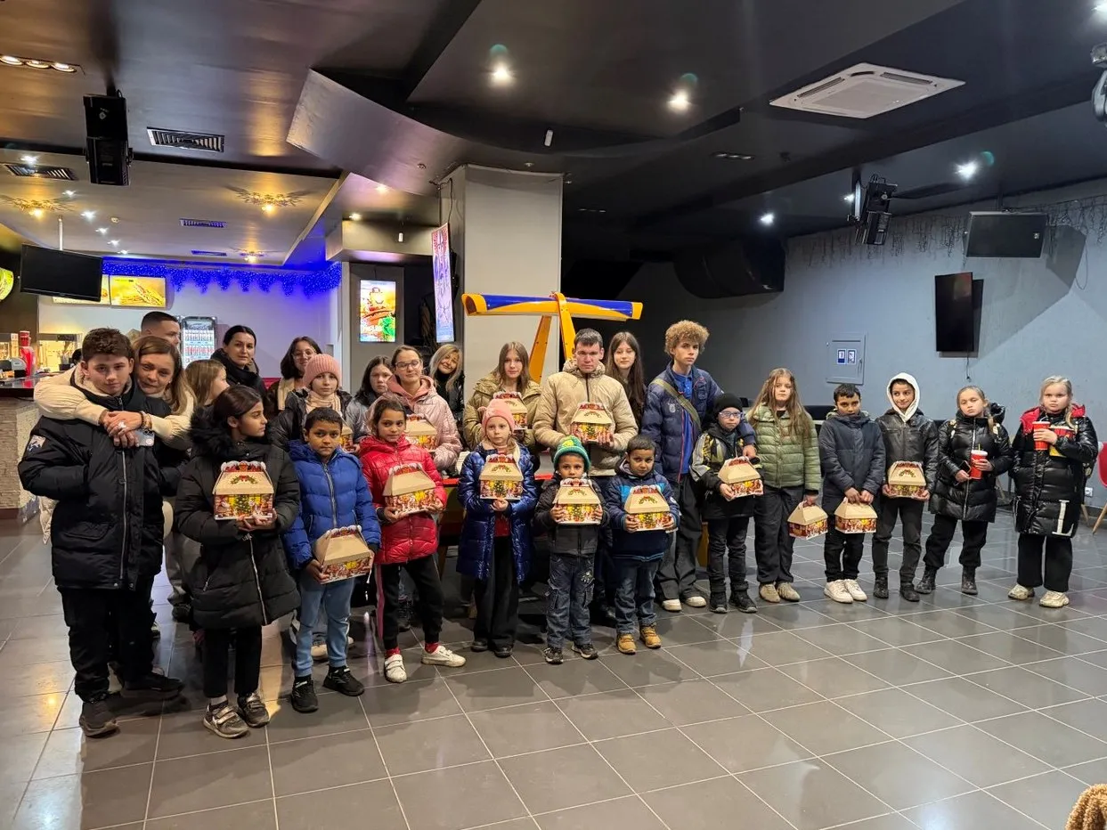 🎄 Свято Миколая в Ужгороді: дітям подарували радість та перегляд мультфільму «Зоотрополіс 2»