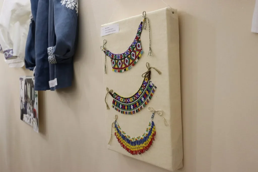 🧵 Унікальна виставка «Наша історія»: «КОСИЦЯ» презентувала десятирічний доробок студії традиційної вишивки у Закарпатському скансені