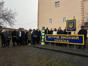 Символ незламності: в Ужгородському замку встановили легендарний прикордонний стовп з острова Зміїний