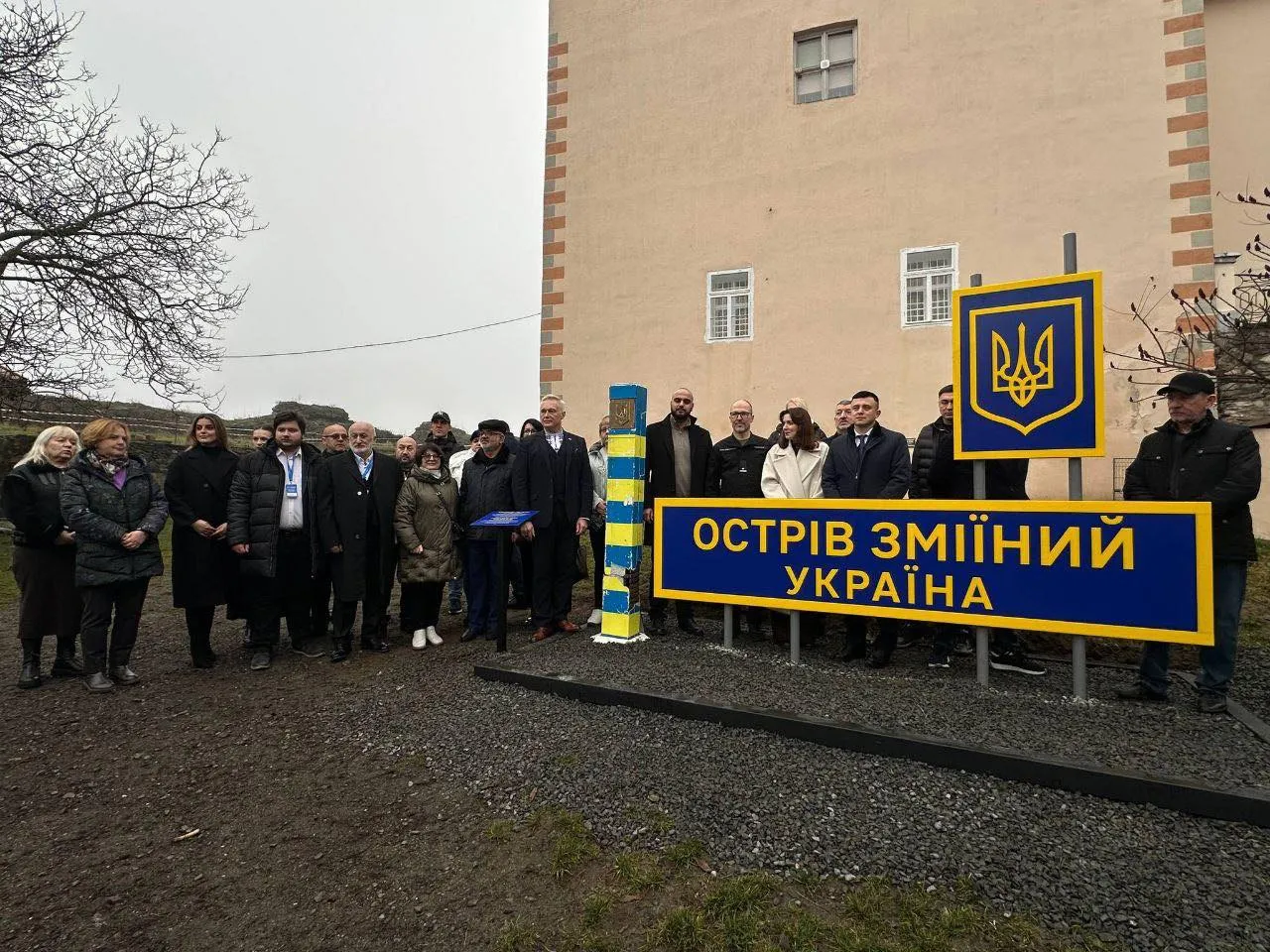 Символ незламності: в Ужгородському замку встановили легендарний прикордонний стовп з острова Зміїний