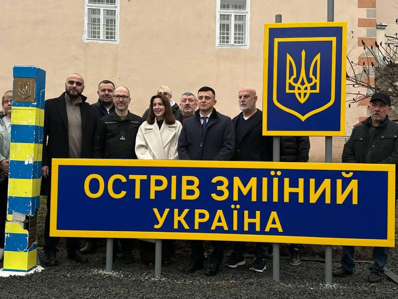 Символ незламності: в Ужгородському замку встановили легендарний прикордонний стовп з острова Зміїний