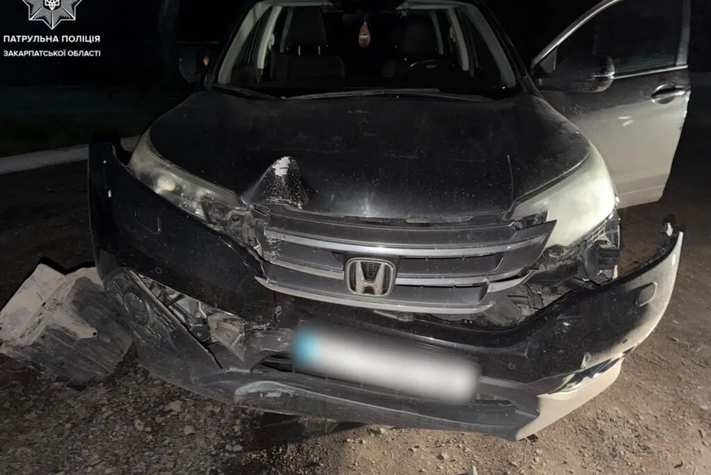 Серія аварій та втеча від поліції: в Ужгороді затримали нетверезого водія, який протаранив авто та зніс електроопору Серія аварій та втеча від поліції: в Ужгороді затримали нетверезого водія, який протаранив авто та зніс електроопору