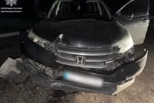 Серія аварій та втеча від поліції: в Ужгороді затримали нетверезого водія, який протаранив авто та зніс електроопору