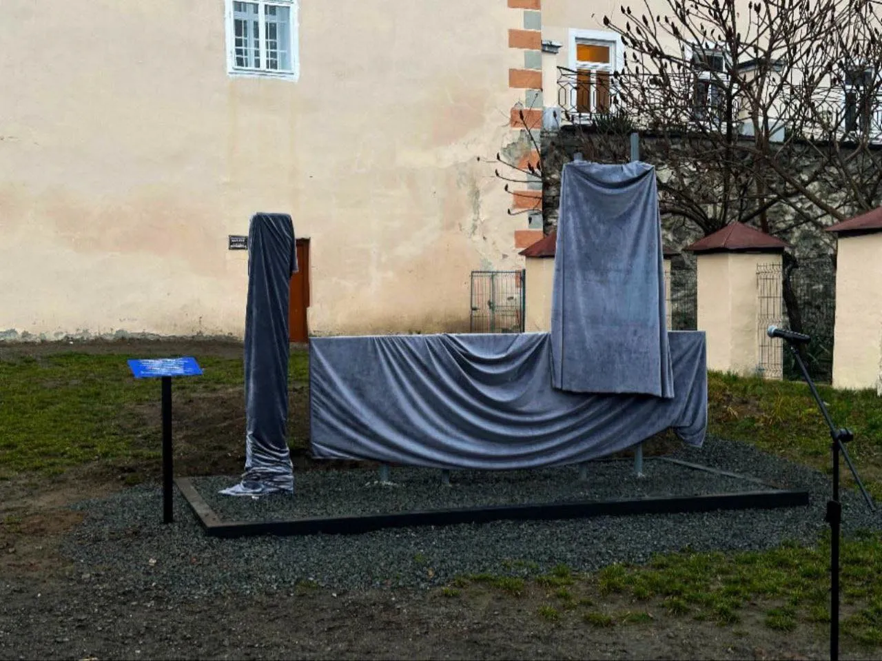 Символ незламності: в Ужгородському замку встановили легендарний прикордонний стовп з острова Зміїний