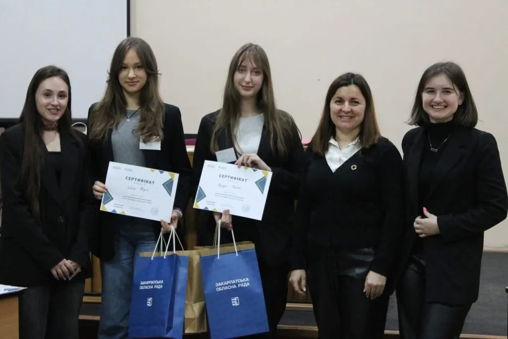 Тріумф інтелекту та лідерства: студентки УжНУ перемогли на Національному дебатному турнірі Тріумф інтелекту та лідерства: студентки УжНУ перемогли на Національному дебатному турнірі