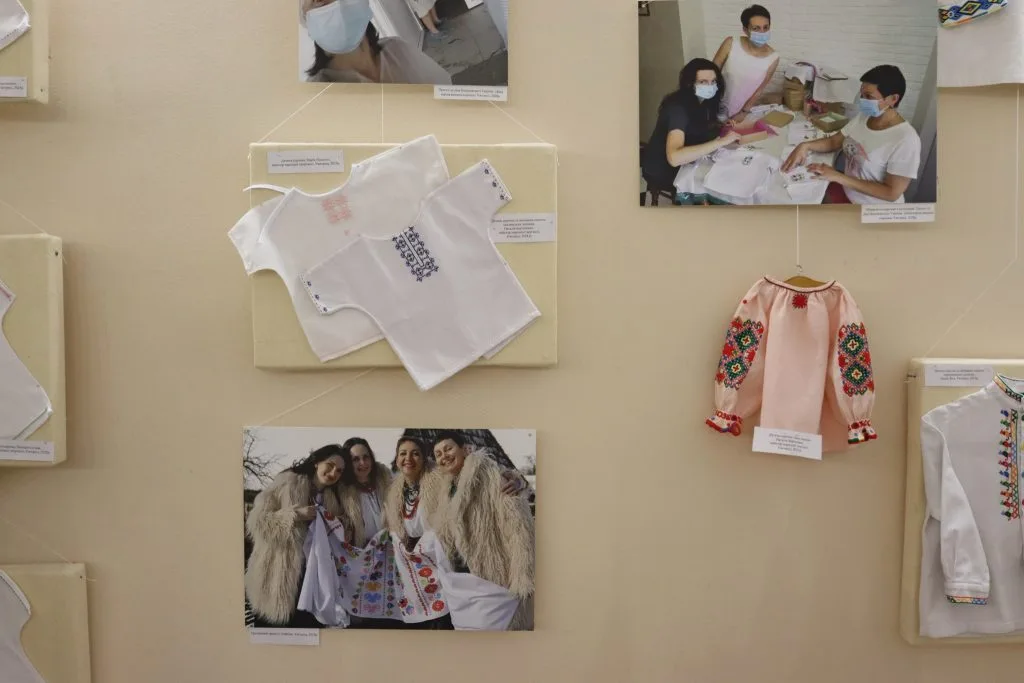 🧵 Унікальна виставка «Наша історія»: «КОСИЦЯ» презентувала десятирічний доробок студії традиційної вишивки у Закарпатському скансені