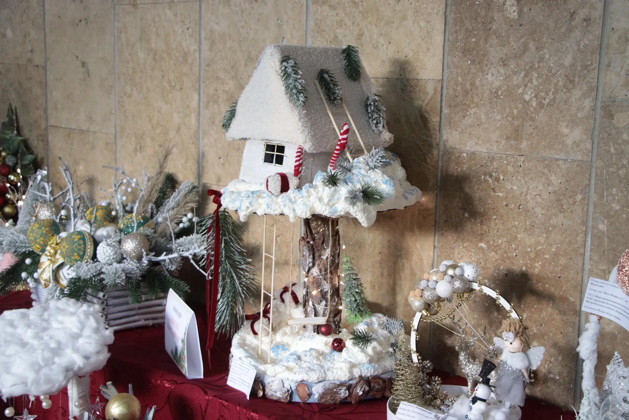 🎄 Тисяча дитячих шедеврів: В Ужгороді стартувала виставка «Новорічна композиція» та «Український сувенір»