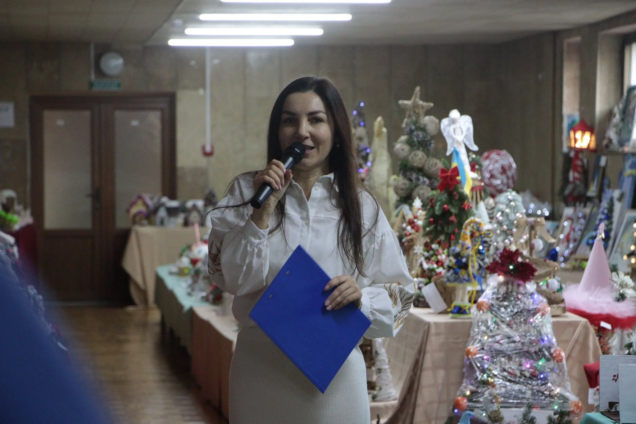🎄 Тисяча дитячих шедеврів: В Ужгороді стартувала виставка «Новорічна композиція» та «Український сувенір»