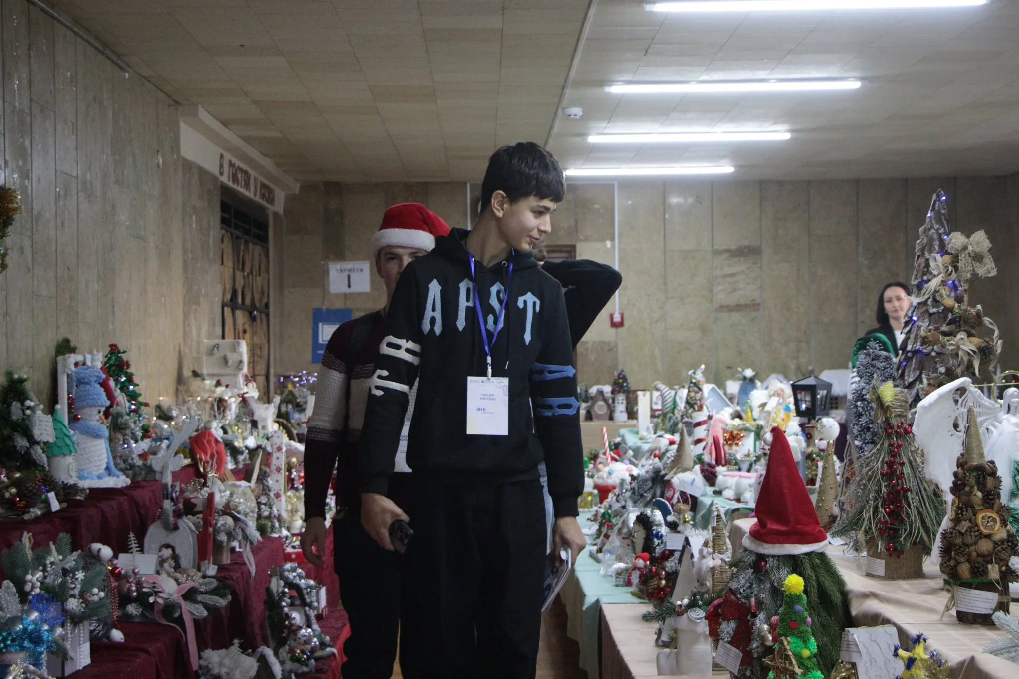 🎄 Тисяча дитячих шедеврів: В Ужгороді стартувала виставка «Новорічна композиція» та «Український сувенір»