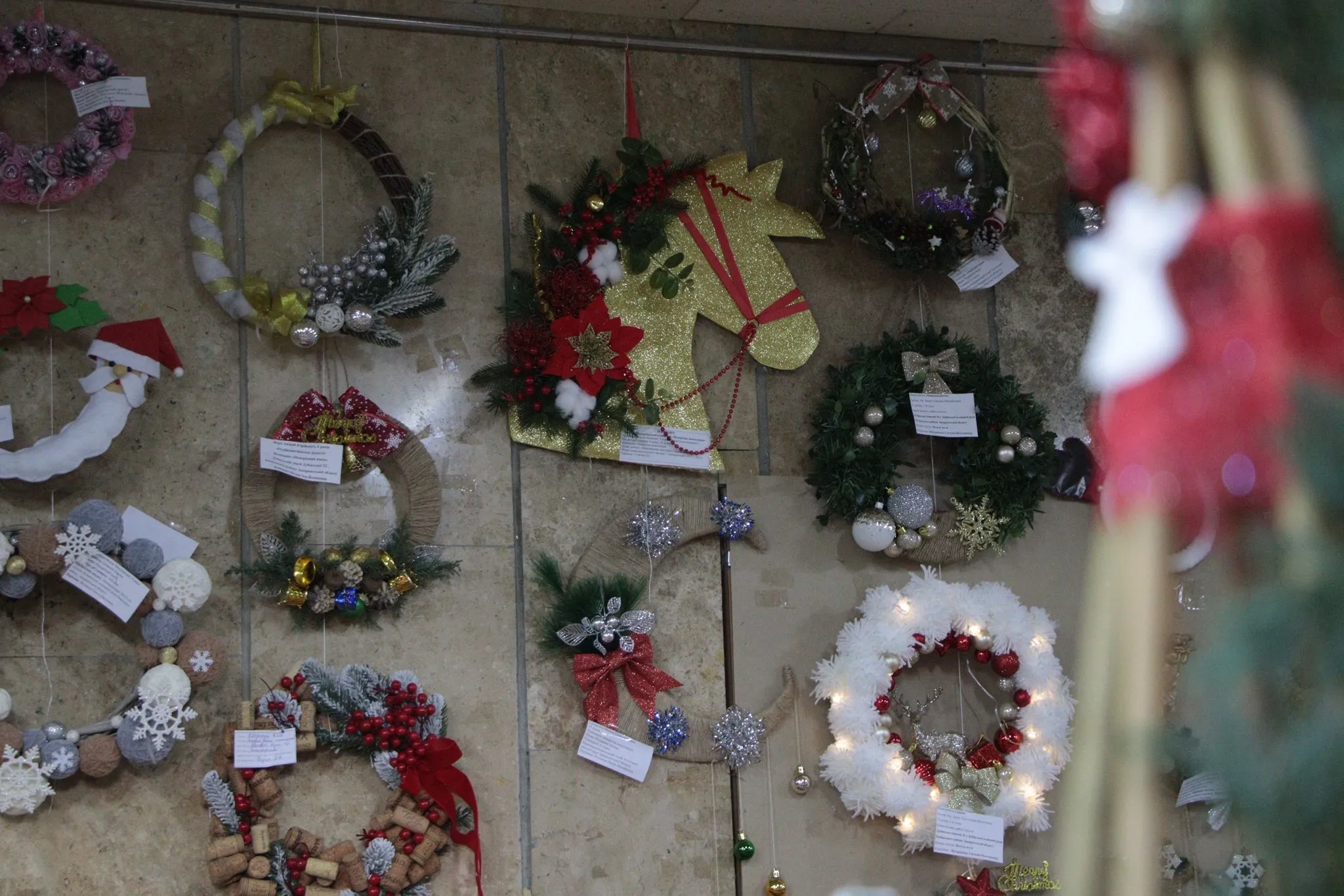 🎄 Тисяча дитячих шедеврів: В Ужгороді стартувала виставка «Новорічна композиція» та «Український сувенір»