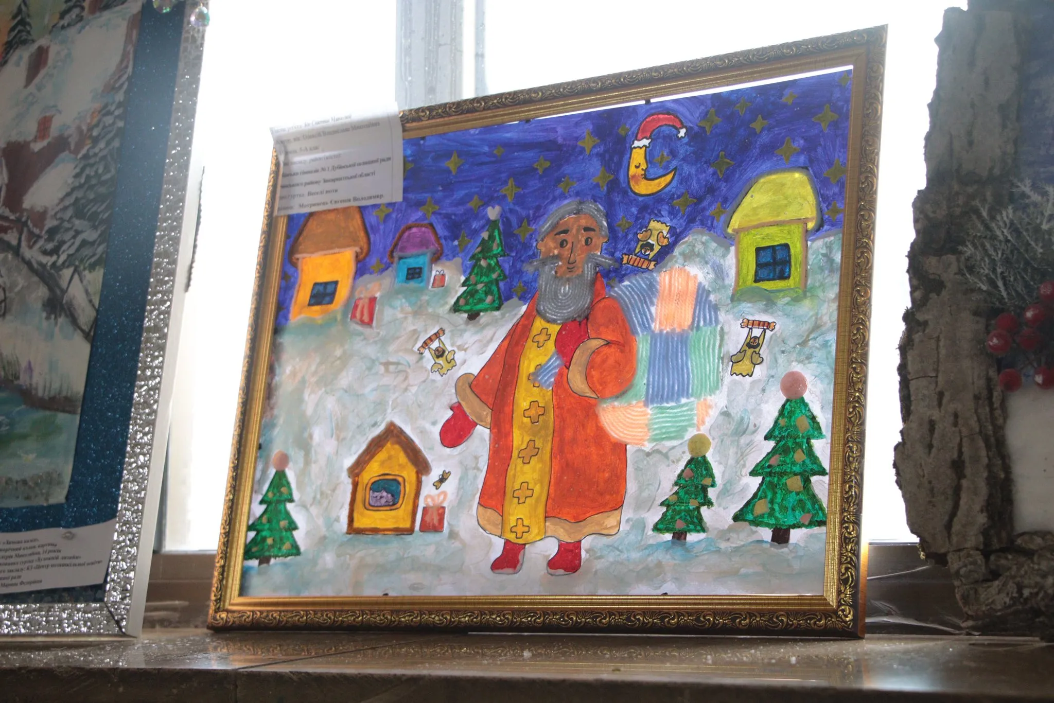 🎄 Тисяча дитячих шедеврів: В Ужгороді стартувала виставка «Новорічна композиція» та «Український сувенір»