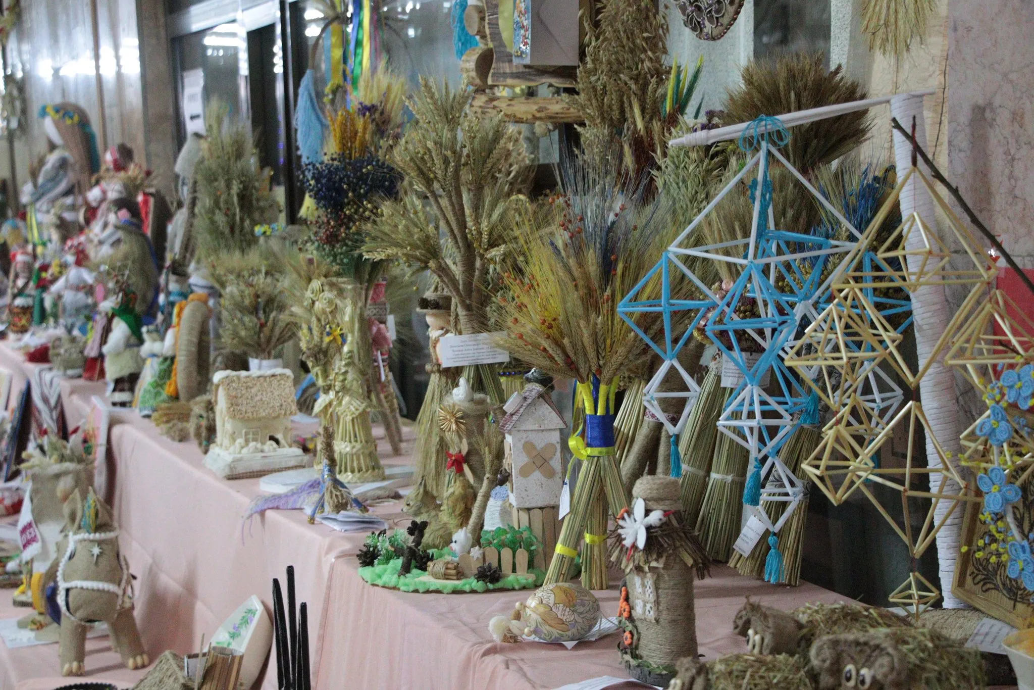 🎄 Тисяча дитячих шедеврів: В Ужгороді стартувала виставка «Новорічна композиція» та «Український сувенір»