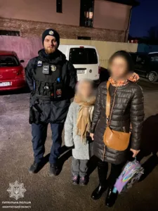 👧 Патрульні в Ужгороді допомогли 8-річній дівчинці, яка загубилася без зв’язку