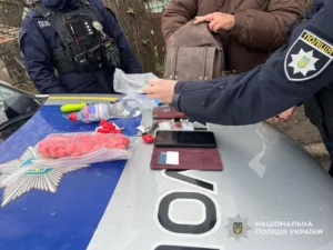 🚨 Завдяки пильності громадян: В Ужгороді затримали 54-річну жінку-«закладчицю» з майже півсотнею згортків наркотиків