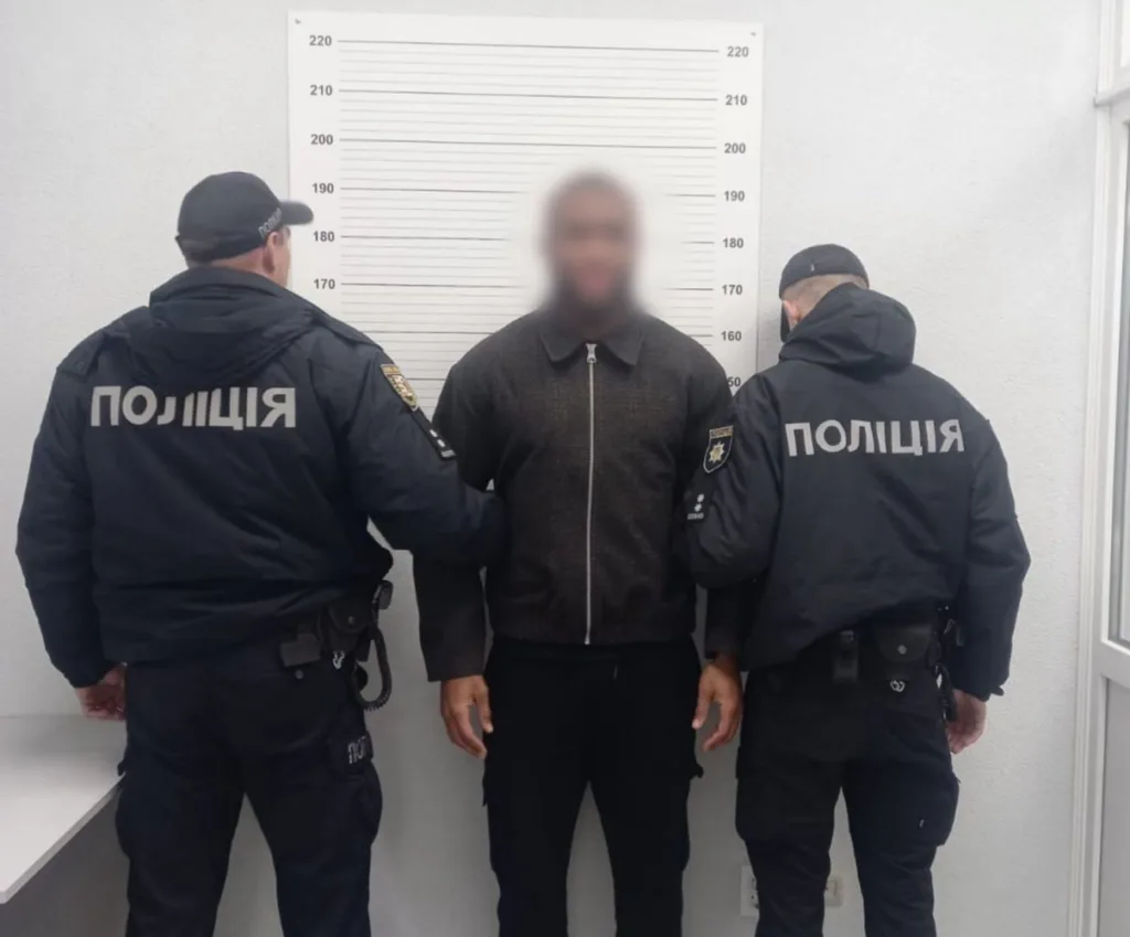 Оперативне затримання в Ужгороді: поліція розшукала іноземця, який викрав ноутбук із візового центру Оперативне затримання в Ужгороді: поліція розшукала іноземця, який викрав ноутбук із візового центру