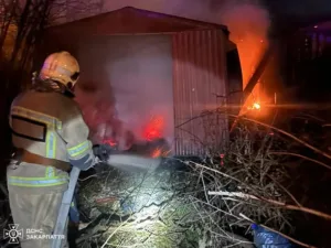 Нічна пожежа в Ужгороді: на вулиці Романа Шухевича вогонь охопив два гаражі та пошкодив автомобіль