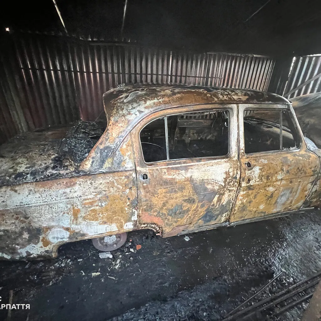 Нічна пожежа в Ужгороді: на вулиці Романа Шухевича вогонь охопив два гаражі та пошкодив автомобіль