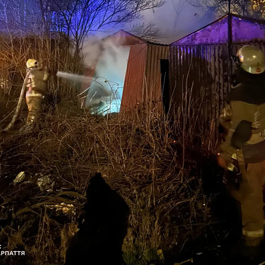 Нічна пожежа в Ужгороді: на вулиці Романа Шухевича вогонь охопив два гаражі та пошкодив автомобіль