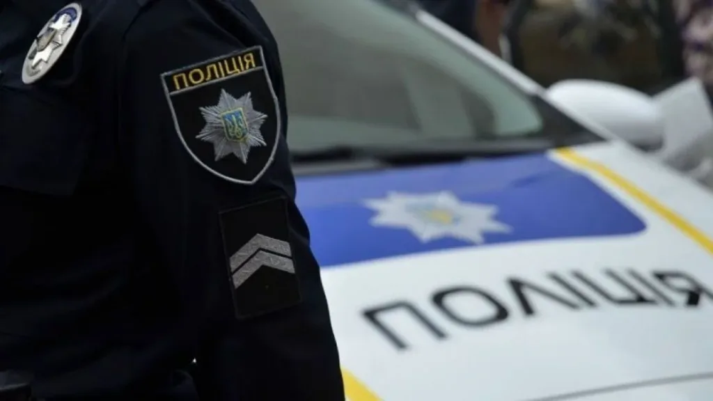 Небезпечні ігри на даху в Ужгороді: поліція викрила підлітків за розвагами, що загрожують життю Небезпечні ігри на даху в Ужгороді: поліція викрила підлітків за розвагами, що загрожують життю