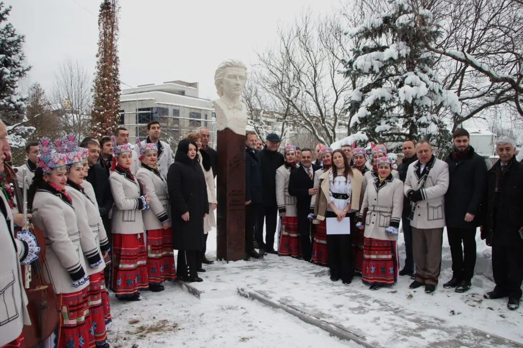 Культурна дипломатія в Ужгороді: в УжНУ відкрили погруддя видатному румунському поету Міхаю Емінеску