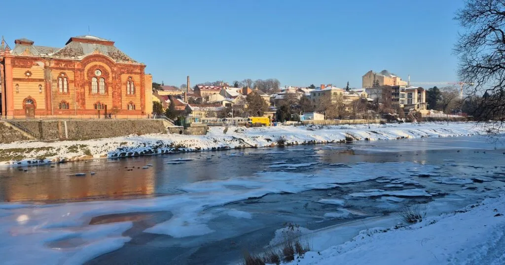 Трансформація Ботанічної набережної в Ужгороді: пішохідна зона, захисна дамба та потенційна забудова. Трансформація Ботанічної набережної в Ужгороді: пішохідна зона, захисна дамба та потенційна забудова.