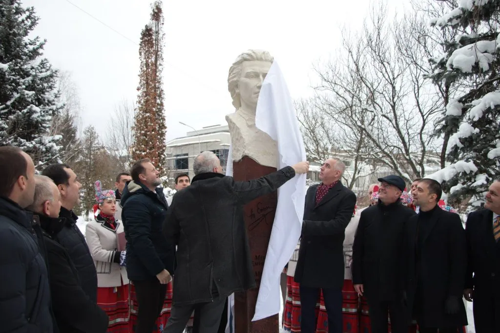 Культурна дипломатія в Ужгороді: в УжНУ відкрили погруддя видатному румунському поету Міхаю Емінеску
