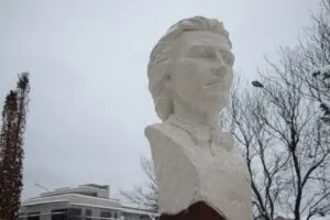 Культурна дипломатія в Ужгороді: в УжНУ відкрили погруддя видатному румунському поету Міхаю Емінеску