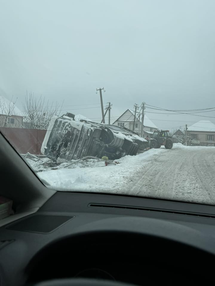 Колапс на дорогах Ужгорода: місто другий день потерпає від ожеледиці та бездіяльності комунальних служб