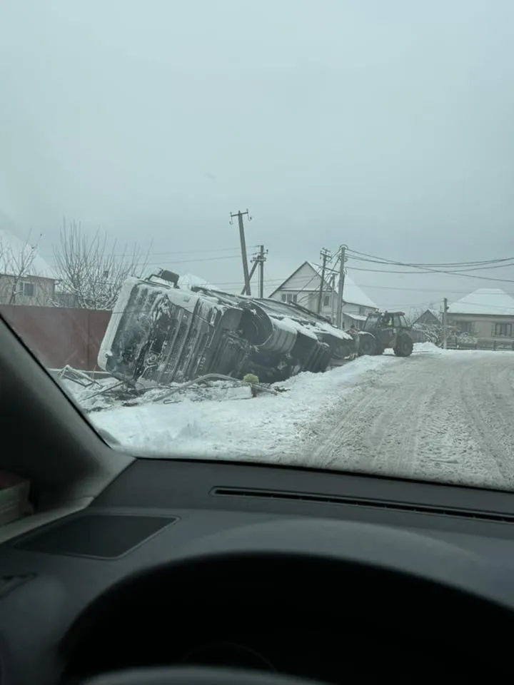 Колапс на дорогах Ужгорода: місто другий день потерпає від ожеледиці та бездіяльності комунальних служб