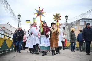 Різдвяні традиції Закарпаття: в Ужгороді відбулася масштабна культурна акція Коляди в старому селі