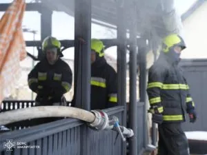Пожежа в Оноківцях: на Ужгородщині вогнеборці та місцеві жителі врятували приватний будинок від знищення