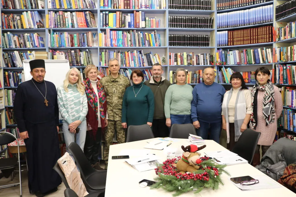 Ужгород обговорює підтримку сімей загиблих воїнів: роль громадських організацій, психологів та духовенства Ужгород обговорює підтримку сімей загиблих воїнів: роль громадських організацій, психологів та духовенства