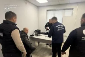 Підприємець у Закарпатті підозрюється у заволодінні майже 700 тисячами гривень на ремонті аеропорту Ужгорода
